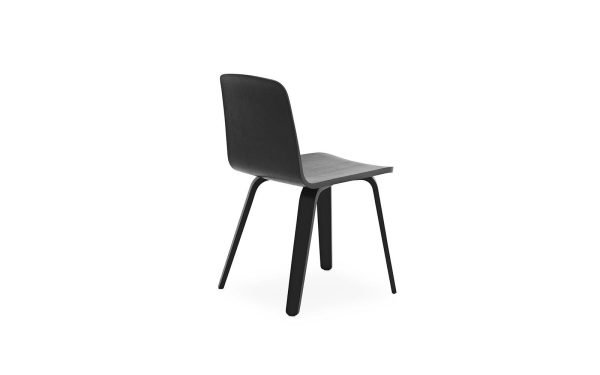En moderne stol med et sort stofryglæn og et lysegråt sæde på fire sorte ben, isoleret på en hvid baggrund, har TomorrowsDesign.
