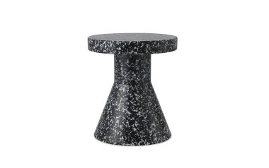 ET NORMANN COPENHAGEN - Bit Skammel Cone sidebord med et spættet sort og hvidt design, med en cylindrisk base, der tilspidser en smule til en rund top, isoleret på en hvid baggrund.