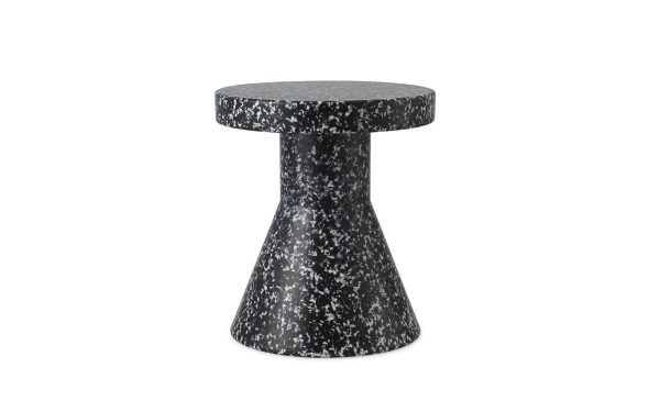 ET NORMANN COPENHAGEN - Bit Skammel Cone sidebord med et spættet sort og hvidt design, med en cylindrisk base, der tilspidser en smule til en rund top, isoleret på en hvid baggrund.