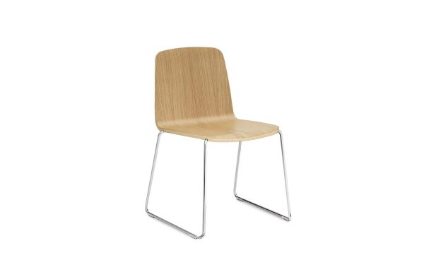 A NORMANN COPENHAGEN - Just Stol med buet krydsfinersæde og ryglæn monteret på en elegant krom slædebase, mod en almindelig hvid baggrund.