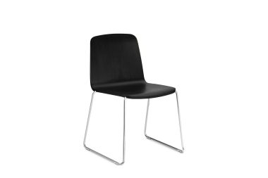 EN NORMANN COPENHAGEN - Just Stol stol med et enkelt stofsæde og ryglæn, understøttet af en elegant krom slædebase, isoleret på en hvid baggrund.