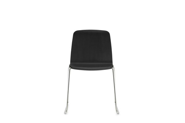 EN NORMANN COPENHAGEN - Just Stol stol med stofsæde og ryglæn understøttet af et slankt, krommetalstel, placeret mod en almindelig hvid baggrund.