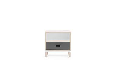 Et lille, moderne NORMANN COPENHAGEN - Kabino Natbord med tofarvet design, med en hvid topskuffe, en sort midterskuffe og lyse træben, isoleret på en hvid baggrund.