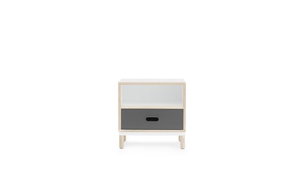 Et lille, moderne NORMANN COPENHAGEN - Kabino Natbord med tofarvet design, med en hvid topskuffe, en sort midterskuffe og lyse træben, isoleret på en hvid baggrund.