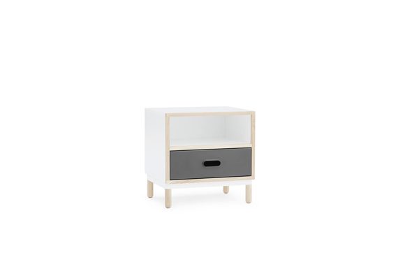 Et minimalistisk natbord med et hvidt stel med en top af naturligt træ, en åben hylde og en nederste skuffe med sort front på korte træben, isoleret mod en hvid baggrund. Dette stykke legemliggør perfekt essensen af NORMANN COPENHAGEN - Kabino Natbord med sine rene linjer og funktionelle form.