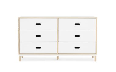 En moderne kommode med hvid og naturlig træfinish, designet af TomorrowsDesign, med seks skuffer med sorte håndtag, symmetrisk arrangeret i to søjler mod en almindelig hvid baggrund.