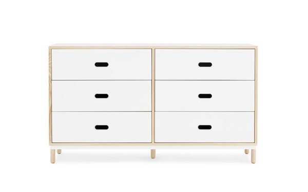 En moderne kommode med hvid og naturlig træfinish, designet af TomorrowsDesign, med seks skuffer med sorte håndtag, symmetrisk arrangeret i to søjler mod en almindelig hvid baggrund.