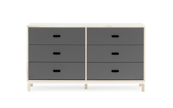 EN NORMANN COPENHAGEN - Kabino Kommode med seks skuffer, med tre grå skuffer på hver side adskilt af en hvid lodret skillevæg, sat oven på lyse træben, isoleret på en hvid baggrund.