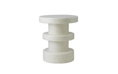 En hvid, cylindrisk tre-lags NORMANN COPENHAGEN - Bit Skammel Stack isoleret på en hvid baggrund. hvert lag har en overflade med ru tekstur, og lagene varierer lidt i diameter.