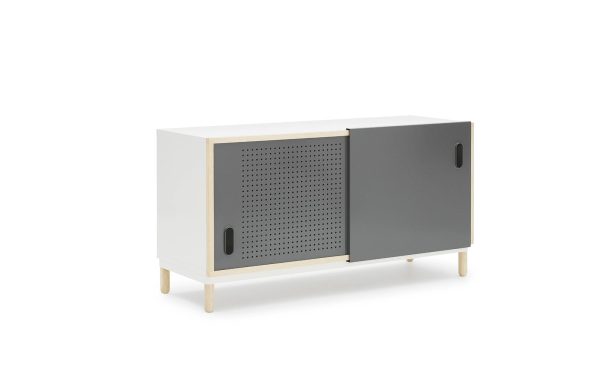 En moderne, minimalistisk NORMANN COPENHAGEN - Kabino Skænk i hvid og grå, med en perforeret metaldør på den ene side og en solid dør på den anden, alt forhøjet på korte træben mod en hvid baggrund.