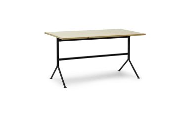 Et enkelt NORMANN COPENHAGEN - Kip Skrivebord med en lys træplade og en sort metalramme, udstillet mod en almindelig hvid baggrund. Tabellen er vist i en trekvart visning, der fremhæver dens design.