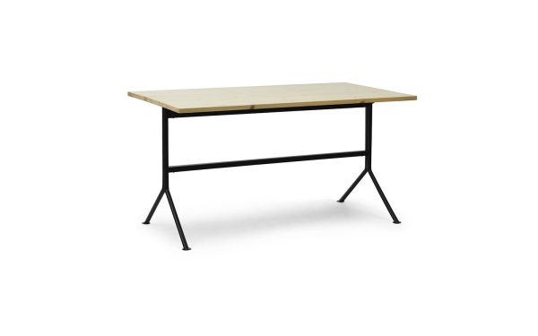 Et enkelt NORMANN COPENHAGEN - Kip Skrivebord med en lys træplade og en sort metalramme, udstillet mod en almindelig hvid baggrund. Tabellen er vist i en trekvart visning, der fremhæver dens design.