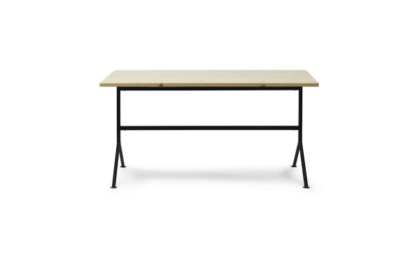 Et simpelt NORMANN COPENHAGEN - Kip Skrivebord med en lys trætop og en sort metalramme, med minimalistisk design, isoleret på en hvid baggrund.