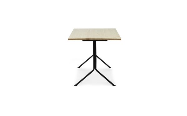 ET NORMANN COPENHAGEN Kip Skrivebord med en lys træplade og en sort metalbund, placeret på en hvid baggrund. basen har et firbenet design, der konvergerer i midten.
