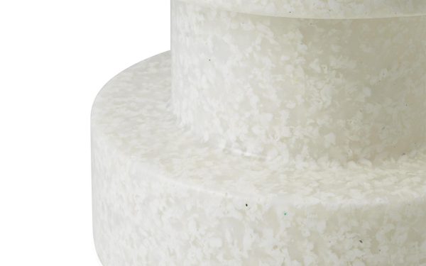 Nærbillede af en to-lags NORMANN COPENHAGEN - Bit Skammel Stack, der viser dens tekstur og lag, sat mod en hvid baggrund.