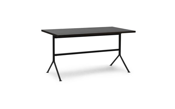 Et enkelt, moderne NORMANN COPENHAGEN - Kip Skrivebord med en mørk, rektangulær top og tynde sorte metalben. skrivebordet er placeret på en almindelig hvid baggrund.