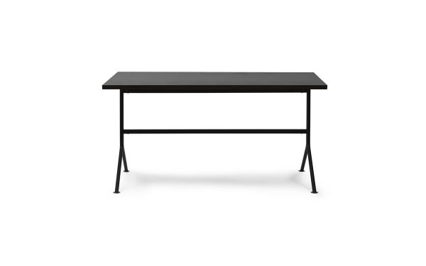 En enkel sort rektangulær NORMANN COPENHAGEN - Kip Skrivebord med metalben og en tynd metaltværstang, set på en almindelig hvid baggrund.