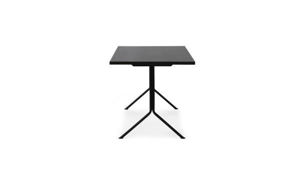 En moderne sort NORMANN COPENHAGEN - Kip Skrivebord med en tynd bordplade og en firetakket stjerneformet base, centreret på en almindelig hvid baggrund.