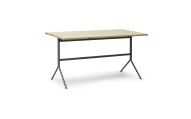 EN NORMANN COPENHAGEN - Kip Skrivebord med en lys fyrretræstop og en enkel, sort metalramme, sat mod en almindelig hvid baggrund.