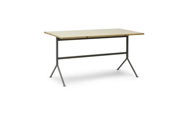 EN NORMANN COPENHAGEN - Kip Skrivebord med en lys fyrretræstop og en enkel, sort metalramme, sat mod en almindelig hvid baggrund.