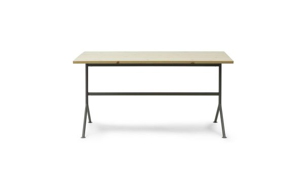 En enkel, moderne NORMANN COPENHAGEN - Kip Skrivebord med en lys trætop og sorte metalben, med en vandret støttestang, isoleret på en hvid baggrund.
