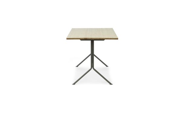 EN NORMANN COPENHAGEN - Kip Skrivebord med en lys trætop og en sort, metal krydsbensbund, centreret på en almindelig hvid baggrund.