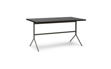 Et NORMANN COPENHAGEN - Kip Skrivebord med en rektangulær top og en slank, grå metalramme, som inkluderer to a-formede sidestøtter, er vist mod en almindelig hvid baggrund.