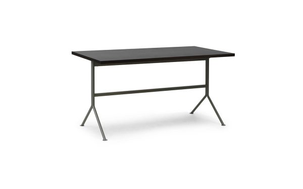 Et NORMANN COPENHAGEN - Kip Skrivebord med en rektangulær top og en slank, grå metalramme, som inkluderer to a-formede sidestøtter, er vist mod en almindelig hvid baggrund.