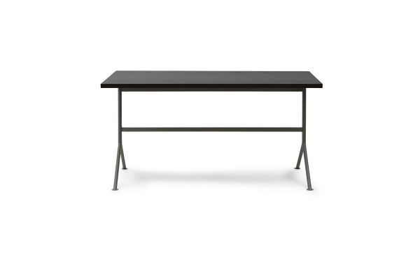 En moderne, minimalistisk sort NORMANN COPENHAGEN - Kip Skrivebord med en rektangulær top og tynde metalben, med en vandret stabiliserende stang, isoleret på en hvid baggrund.