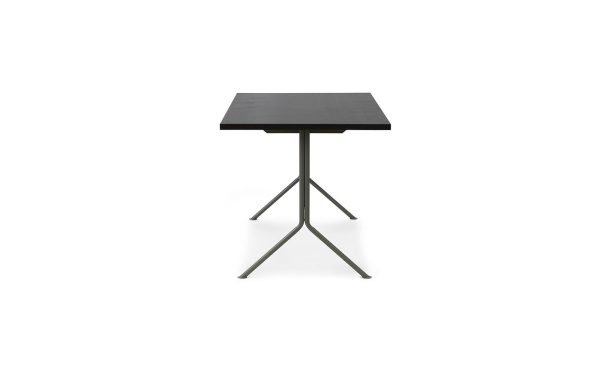 En moderne firkantet NORMANN COPENHAGEN - Kip Skrivebord med en mørk top og en metallisk stativ base, isoleret på en hvid baggrund.