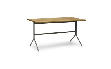 Et moderne skrivebord med en rektangulær træplade og en slank, grå metalramme. Skrivebordet er sat mod en almindelig hvid baggrund, hvilket fremhæver dets enkle, men stilfulde TomorrowsDesign.