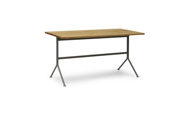 Et moderne skrivebord med en rektangulær træplade og en slank, grå metalramme. Skrivebordet er sat mod en almindelig hvid baggrund, hvilket fremhæver dets enkle, men stilfulde TomorrowsDesign.