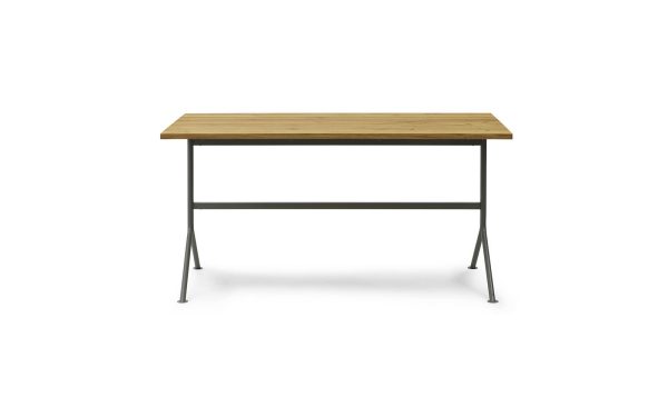 Et minimalistisk træbord med en glat plade og en tynd metalramme, udstillet mod en hvid baggrund. Bordet har en rektangulær form og er centreret i billedet. Det repræsenterer TomorrowsDesign i sin interiørudførelse.