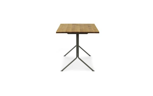 Et firkantet træbord med en slagterblokplade, understøttet af en minimalistisk metalbund med et x-formet design fra TomorrowsDesign, isoleret på en hvid baggrund.