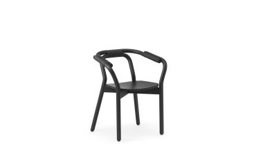 En moderne sort stol med buede armlæn og et vævet ryglæn, der står på en almindelig hvid baggrund, har essensen af TomorrowsDesign.