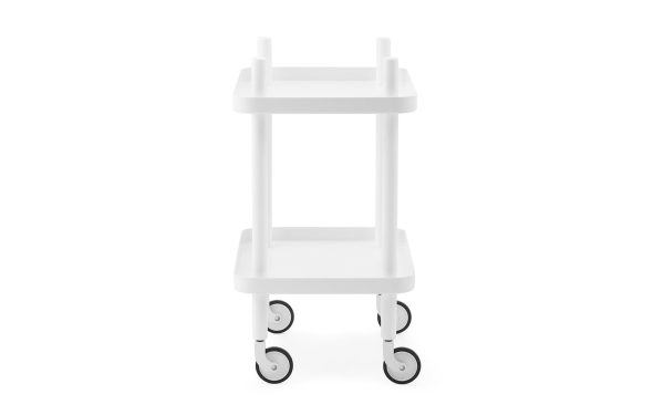 Et hvidt, to-lags NORMANN COPENHAGEN - Block Rullebord med fire drejelige hjul, vist på en almindelig hvid baggrund. Vognen har et moderne, enkelt design velegnet til forskellige formål.