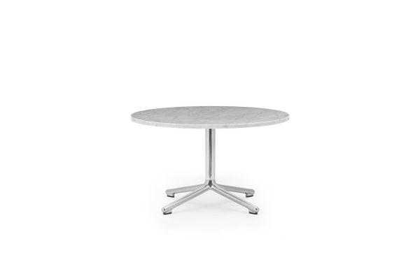Et moderne NORMANN COPENHAGEN - Lunar Sofabord Ø70 med en marmorplade og en forkromet piedestal, isoleret på en hvid baggrund.