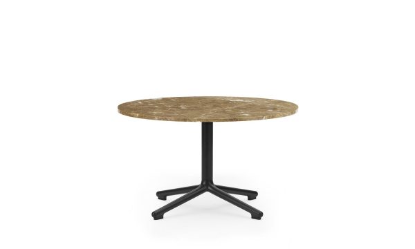 EN NORMANN COPENHAGEN - Lunar Sofabord Ø70 med en marmoreret top og en sort, stjerneformet sokkel, isoleret på en hvid baggrund.