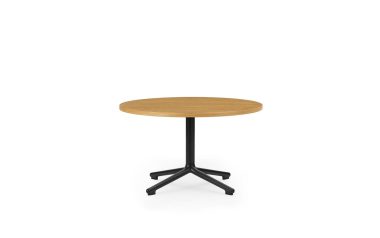 EN NORMANN COPENHAGEN Lunar Sofabord Ø70 med en top af lyst træ og en sort firbenet metalbund, isoleret mod en almindelig hvid baggrund.