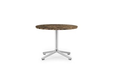 EN NORMANN COPENHAGEN - Lunar Sofabord Ø60 med en tekstureret, mørk træplade og en slank, krom stjernebase, isoleret på en hvid baggrund.