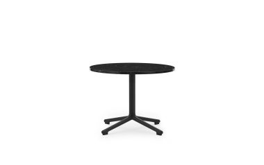 En rund sort marmor NORMANN COPENHAGEN - Lunar Sofabord Ø60 med et trebenet stativ, isoleret på en hvid baggrund.