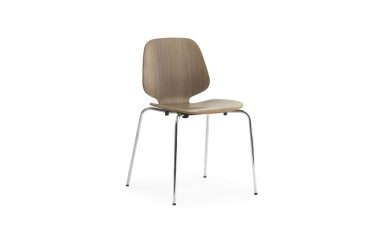 En moderne stol med buet træsæde og ryglæn monteret på et slankt metalstel med fire ben, med TomorrowsDesign isoleret på en hvid baggrund.
