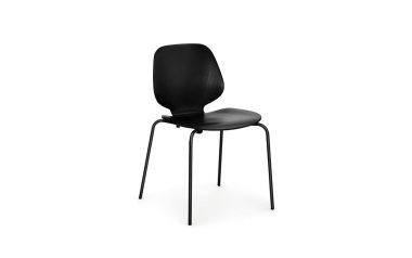 En moderne sort stol med buet ryglæn og sæde, understøttet af slanke metalben, isoleret på en almindelig hvid baggrund, legemliggør moderne design.