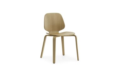 En enkel moderne stol med buet ryg og sæde i en let træfinish, stående på fire slanke ben, isoleret på en hvid baggrund, som indbefatter TomorrowsDesign.