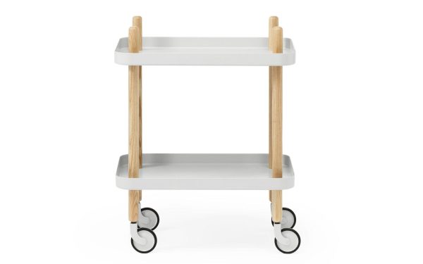 Et moderne to-lags NORMANN COPENHAGEN - Block Rullebord med en lysegrå finish og ben i naturligt træ, med fire sorte hjul til mobilitet. vognen er placeret mod en ren, hvid baggrund.
