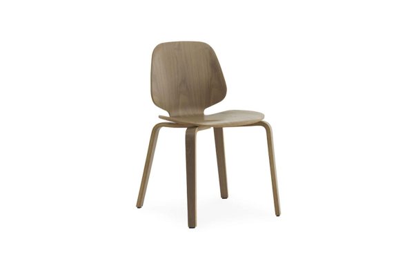 En minimalistisk designstol lavet af glat, lysebrunt træ, med buet ryglæn og afrundet sæde, sat på fire slanke ben. Stolen er placeret mod en almindelig hvid baggrund. Dette stykke afspejler TomorrowsDesigns etos i hvert element.