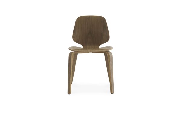 En moderne træstol med buet ryglæn og glat sæde, sat mod en almindelig hvid baggrund. Stolen har fire spredte ben, der viser et enkelt, rent TomorrowsDesign.