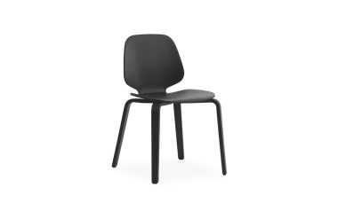 En moderne, sort stol med et glat, buet ryglæn og et fladt sæde, understøttet af fire slanke, lige ben, isoleret på en hvid baggrund, og fremviser det unikke møbeldesign.
