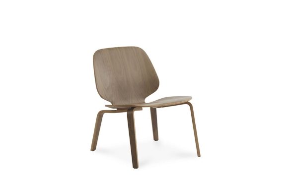 En moderne træstol med buet ryglæn og fladt sæde, sat mod en almindelig hvid baggrund. Stolens ben er slanke og let spredte, hvilket inkarnerer essensen af TomorrowsDesign.
