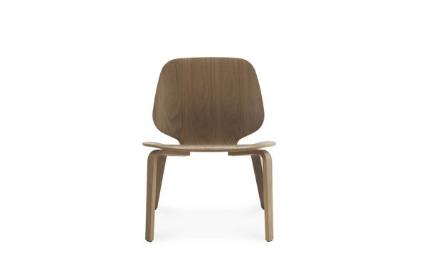 En moderne træstol med buet ryglæn og et glat, fladt sæde, sat mod en almindelig hvid baggrund. Stolen har enkle, rene linjer og en minimalistisk designæstetik.